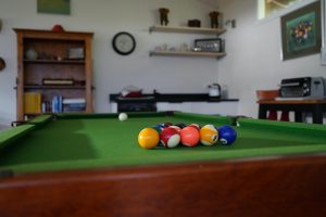 how to clean a pool table
