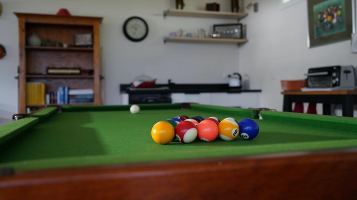 how to clean a pool table
