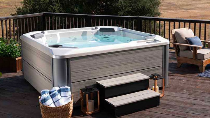 Freshwater vs Saltwater Hot Tub - What's the Difference?