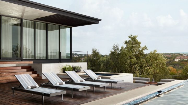 outdoor chaise lounge